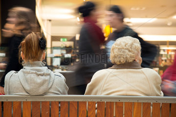 Berlin  Deutschland  eine junge und eine alte Frau auf einer Bank