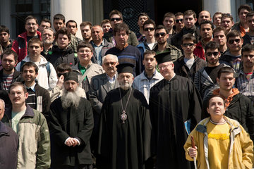 Heybeliada  Tuerkei  Besucher vor dem Priesterseminar Halki auf der Insel Heybeliada