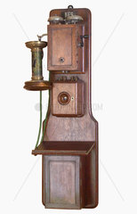 eines der ersten Wandtelefone  1882