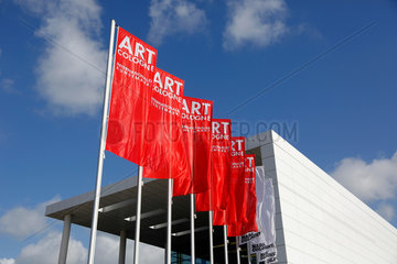 Koeln  Deutschland  Fahnen der Art Cologne vor der Messehalle
