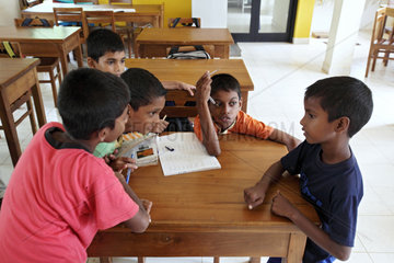 Galle  Sri Lanka  ein Junge besucht seine Freunde in einem Waisenheim