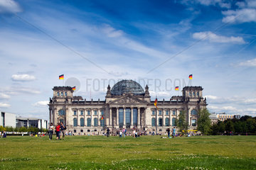 Berlin  Deutschland  der Reichstag mit vielen Deutschlandfahnen