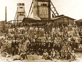 Belegschaft einer Kohlenzeche  um 1880