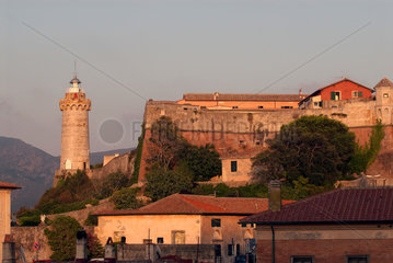Portoferraio  Italien  Stadtansicht mit dem Leuchtturm im Hafen