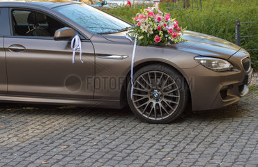 Berlin  Deutschland  ein BMW mit Hochzeitsschmuck