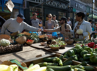 London  Grossbritannien  Lebensmittelmarkt auf dem Portobello Road Market