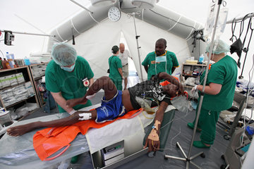 Carrefour  Haiti  Aerzte bereiten einen Patienten fuer eine Operation vor