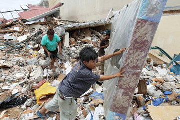 Padang  Indonesien  Erdbebenopfer finden in einer Ruine noch eine Bettmatratze