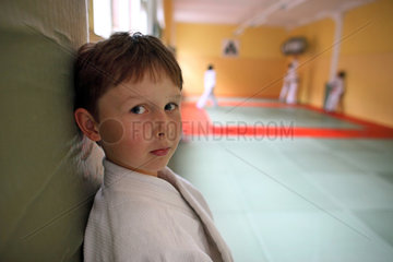 Berlin  Deutschland  Junge in einem Judokurs im Portrait