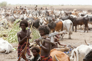 Awash  Aethiopien  bewaffnete Nomaden bewachen ihre Tiere in einem ausgetrocknetem Flussbett