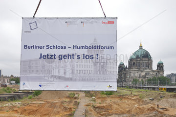 Berlin  Deutschland  erster Spatenstich fuer die Gruendungsarbeiten fuer das Berliner Schloss