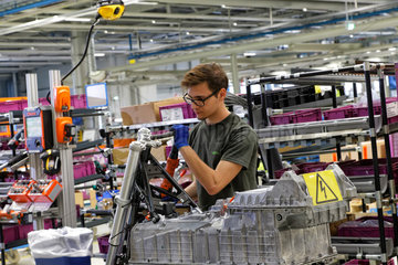 Berlin  Deutschland  Mitarbeiter bei der Produktion des BMW C evolution