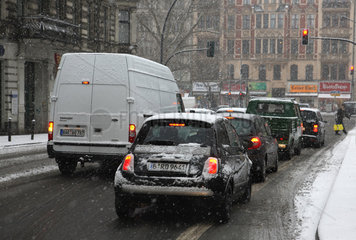 Berlin  Deutschland  Autos warten bei Schneefall an einer roten Ampel