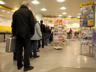 Berlin  Deutschland  Warteschlange in einer Filiale der Postbank