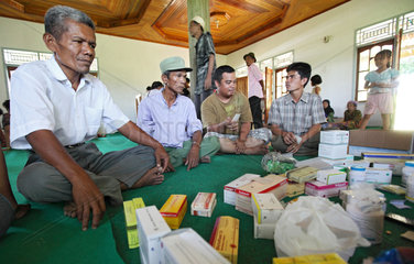 Kampuang Bukik catiak Tawang  Indonesien  Patienten bei der Hilfsorganisation IBU