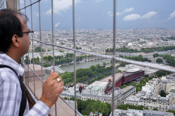 Paris  Frankreich  Tourist auf der Aussichtsplattform auf dem Eiffelturm