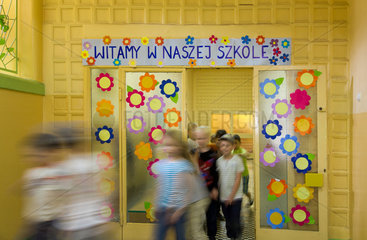 Posen  Polen  Willkommensschild am Haupteingang der Boleslaw Chrobry Grundschule 44