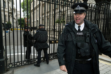 London  Grossbritannien  Polizisten vor der Zufahrt zur Downing Street 10