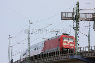 Berlin  Deutschland  Intercity auf einer Eisenbahnbruecke