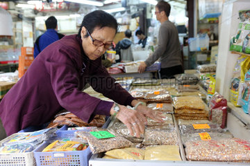 Hong Kong  China  Frau sortiert Vogelfutter auf dem Bird Market