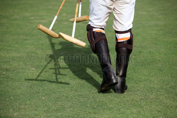 Dubai  Vereinigte Arabische Emirate  Detailaufnahme  Polospieler und Poloschlaeger