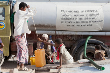 Guyan  Aethiopien  Wasserverteilung im Dorf Guyan durch Islamic Relief