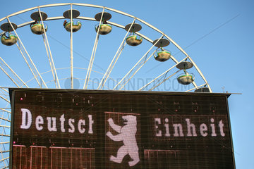 Berlin  Deutschland  Display vor einem Riesenrad