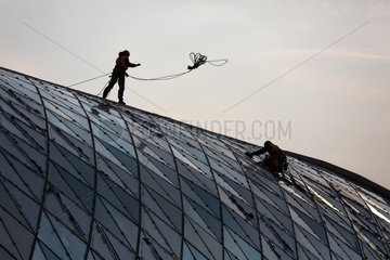 Posen  Polen  Arbeiten am Dach des neuen Teils des Hauptbahnhofs