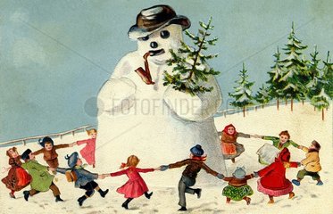 Kinder tanzen um einen Schneemann  1907