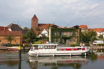 Plau am See  Deutschland  Hafen und Kirche an dem Fluss Elde