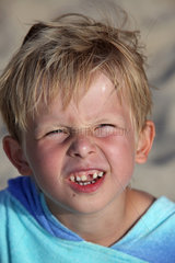 Kaegsdorf  Deutschland  Junge mit Zahnluecke im Portrait