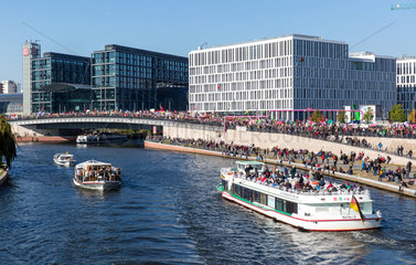 Berlin  Deutschland  Demonstration gegen das Freihandelsabkommen TTIP