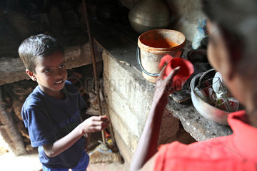 Galle  Sri Lanka  Mutter und Sohn in einer aermlichen Kueche