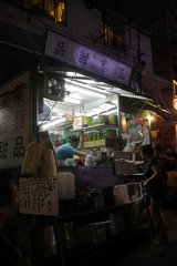 Hongkong  China  eine Frau verkauft in ihrer kleinen Strassenkueche