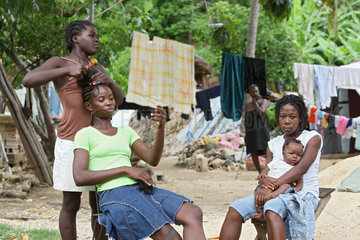 Leogane  Haiti  Frauen in einem Fluechtlingslager