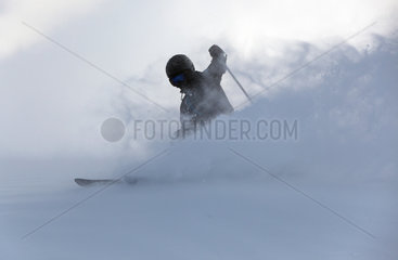 Krippenbrunn  Oesterreich  ein Junge faehrt Ski im Tiefschnee
