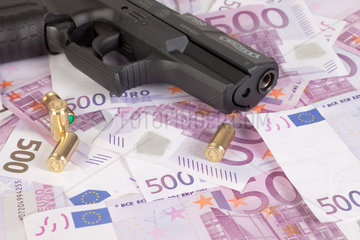 Berlin  Deutschland  500-Euroscheine und Waffe