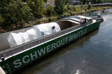 Berlin  Deutschland  eine Siemens Gasturbine auf dem BEHALA-Schwergutshuttle