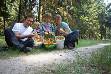 Krakow am See  Deutschland  Familie zeigt stolz ihre gesammelten Pfifferlinge