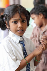 Vijayawada  Indien  eine Schuelerin beim Unterricht