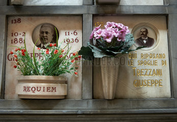 Mailand  Italien  Urnengrabstaette im Cimitero Monumentale