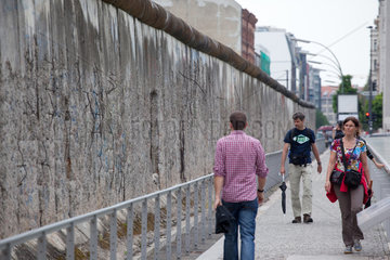 Berlin  Deutschland  Besucher an der Berliner Mauer der Freiluft-Ausstellung Topographie des Terrors