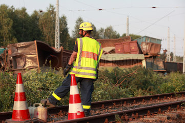 Hosena  Deutschland  Eisenbahnunglueck in Brandenburg  Mitarbeiter des THW sichert die Unfallstelle
