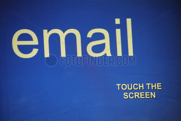 Symbolfoto  Worte email und Touch the screen auf blauem Bildschirm