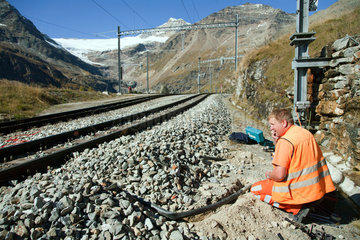 Alp Gruem  Schweiz  Elektriker der Rhaetischen Bahn bei Arbeiten an der Berninalinie