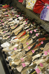 Genua  Italien  Auslage mit Damenschuhen in einem Schuhgeschaeft