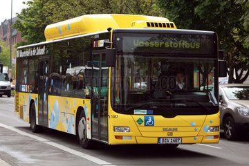 Berlin  Deutschland  mit Wasserstoff betriebener Bus in der City