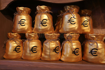 Potsdam  Deutschland  goldene Saecke mit Euro-Zeichen