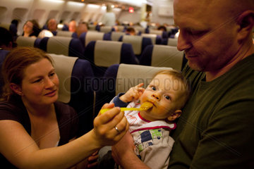 Berlin  Deutschland  Familie mit Kleinkind in ein Flugzeug
