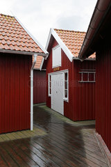 Skaerhamn  Schweden  rote Fischerhuetten im Fischereihafen